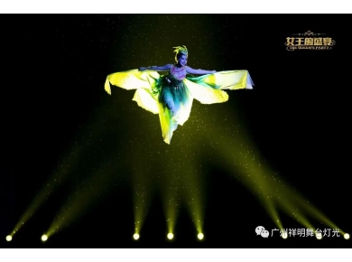 祥明定制切割灯助力沉浸式音乐剧《女王的盛宴》，光影织就奇幻梦境