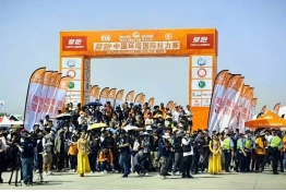 祥明LLP450光束灯助力2025环塔拉力赛开幕式，光影燃动沙漠越野激情